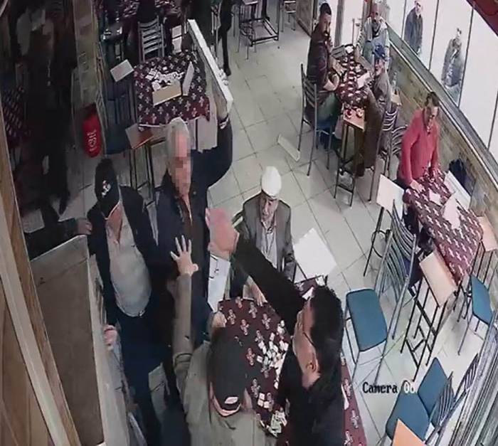 Dedelerin Okey Masasındaki Taş Kavgası Kıraathaneyi Karıştırdı