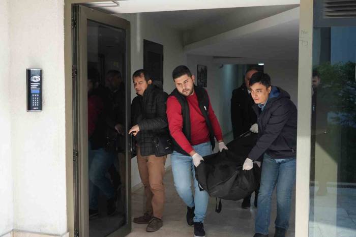 Müdür Yardımcısı Boğazı Bıçakla Kesilmiş Halde Bulundu