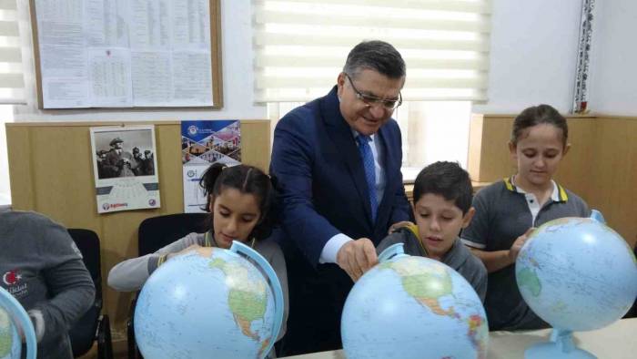 Sinop’ta İlkokul Öğrencilerine ‘Model Küre’ Hediye Edildi