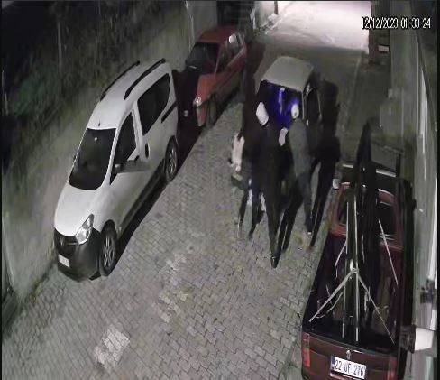 4 Kişinin İterek Çaldığı Otomobil Kamerada