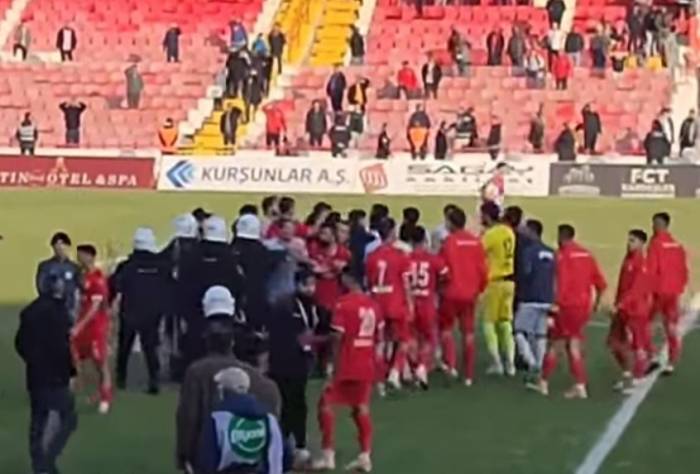 Balıkesirspor Futbolcusu Ve Yöneticisi Pfdk’ya Sevk Edildi