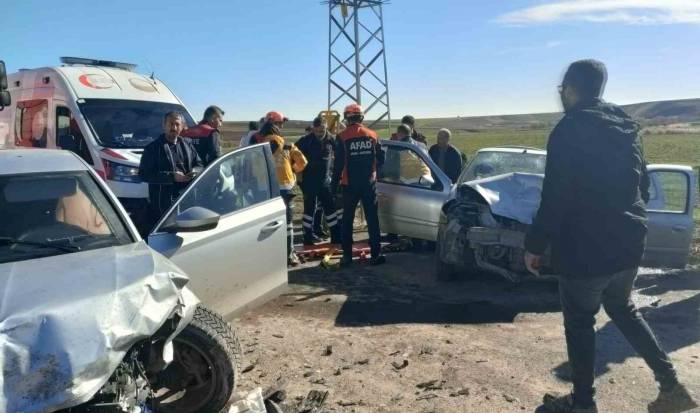 Otomobiller Kafa Kafaya Çarpıştı: 1 Ölü, 3 Yaralı