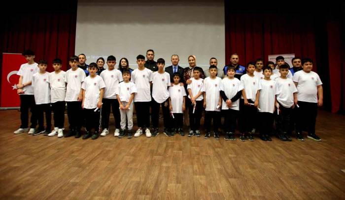 Amasya Polisi ‘Yalnız Değilsiniz Projesi’ İle 7 Binden Fazla Çocuk Ve Gence Ulaştı