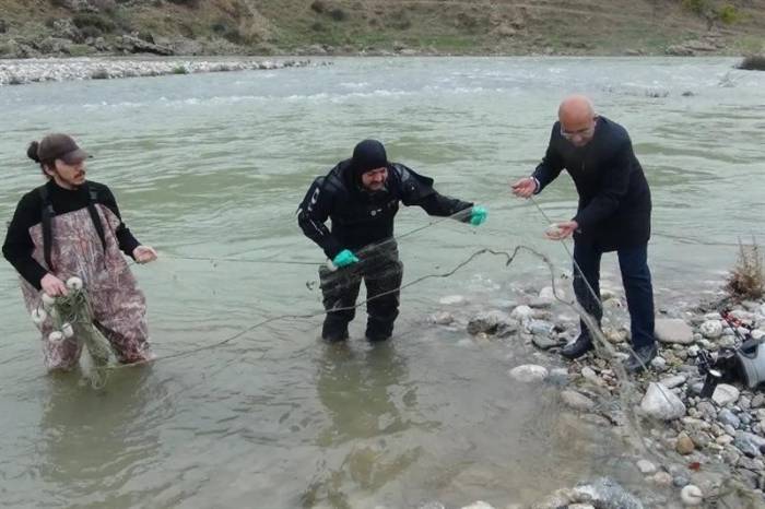 Batman’da Çöpçü Balığının Korunması İçin Çaylarda Hayalet Ağ Temizliği Yapıldı