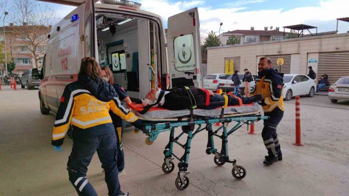 Bursa’da Tırla Çarpışan Otomobil Şarampole Uçtu, 2 Kişi Yaralandı