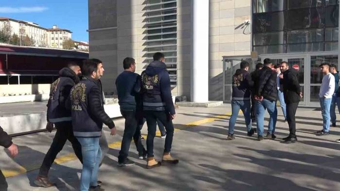 Elazığ Otogarında Silahlı Kavgaya Karışan 3 Şüpheli Adliyeye Sevk Edildi