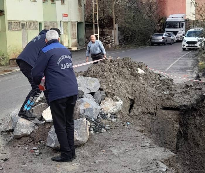 Hakkari’de Mahalle Yolu Çöktü