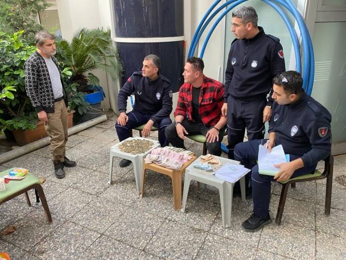İzmir’de Dilenci 3 Saatte Bin 700 Lira Topladı