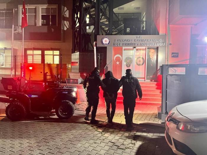 İzmir’de Atv’li Polisler, Hırsızlık Zanlısını Yakaladı
