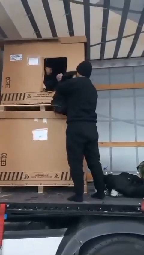 Tır Dorsesindeki Kutudan Mülteci Çıktı