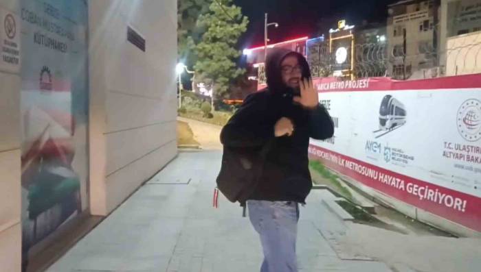 Ders Çalışırken Kendini Kaptıran Genç Kütüphanede Kilitli Kaldı