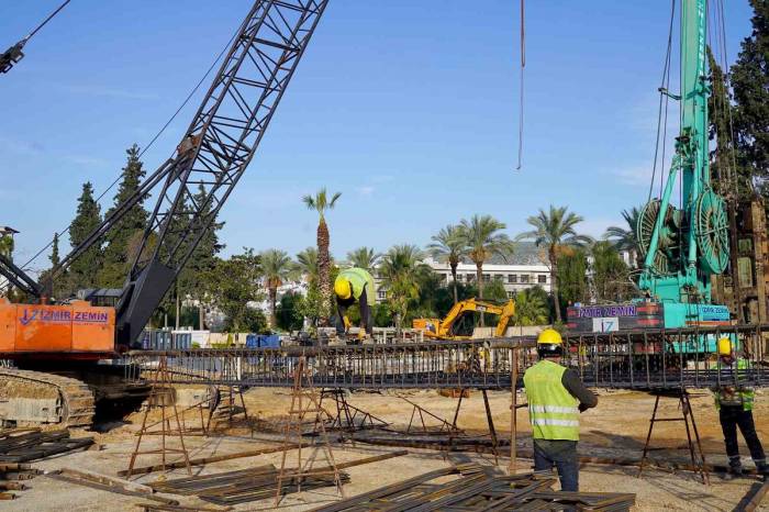 "kuşadası’nın Kent Meydanı Yükseliyor