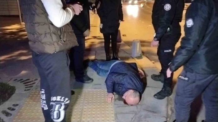 Maltepe’de Alkollü Şahıs Yere Düşüp Kafasını Kaldırıma Çarparak Yaralandı