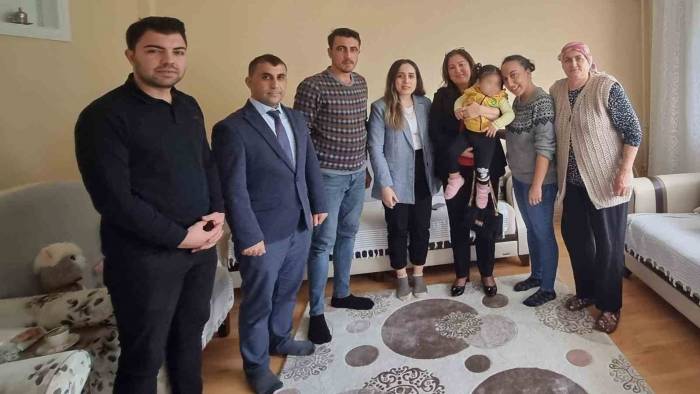 Vali Enver Ünlü’nün Eşi Sema Ünlü’den Koruyucu Aileye Ziyaret