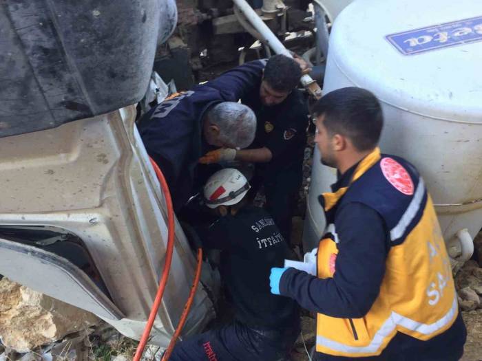 Devrilen Beton Mikserinde Sıkışan Sürücüyü İtfaiye Kurtardı