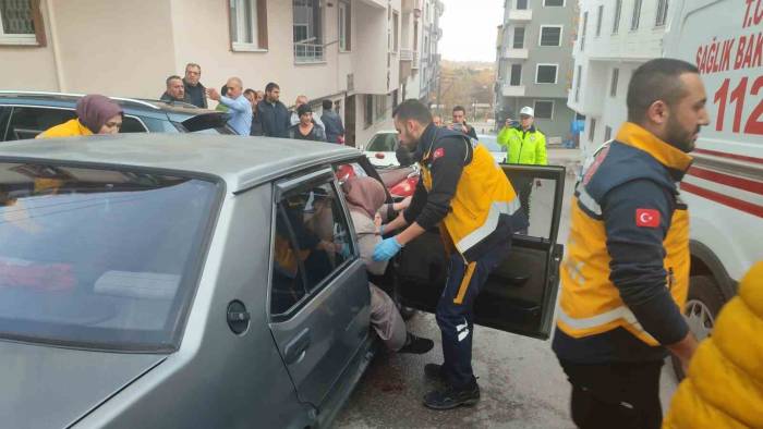 Freni Boşalan Otomobil Park Halindeki Araca Çarptı: 2 Yaralı