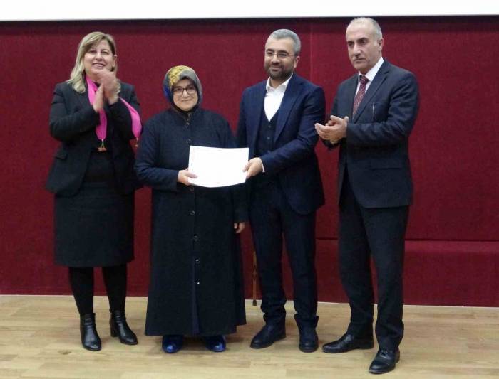 72 Yaşındaki Besna Say, Okur-yazarlık Sertifikasını Başkan Oğlunun Elinden Aldı