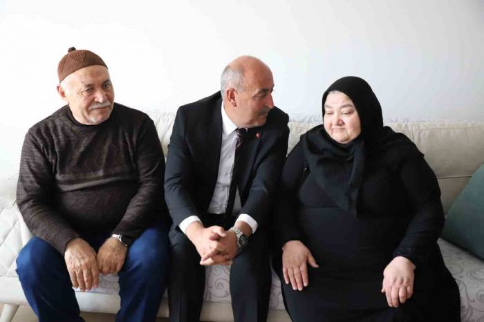 Kilolarından Kurtulmak İsteyen Sultan Teyzenin Tek İsteği: "Bastonsuz Yürümek İstiyorum"