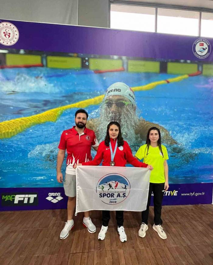 Kayserili Yüzücü Avrupa Barajını Geçti