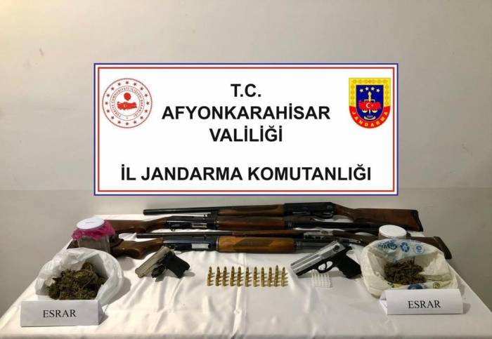 Saman Balyaları Arasına Kavanoz İçerisinde Gizlenmiş Esrarın Bulunma Anı Jandarma Kamerasında