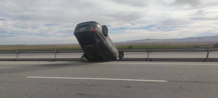 Takla Atıp Refüje Giren Otomobilde 2 Kişi Yaralandı