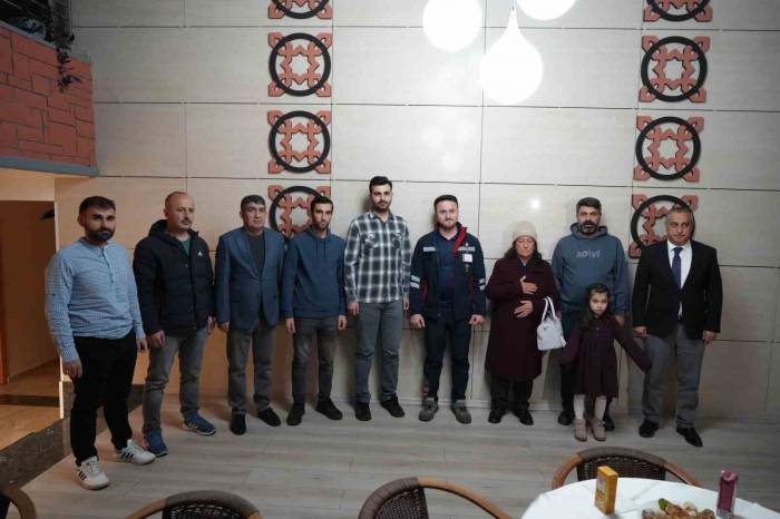 Depremzede Kadın Kendini Kurtaran Ekibi Aylar Sonra Ziyaret Etti