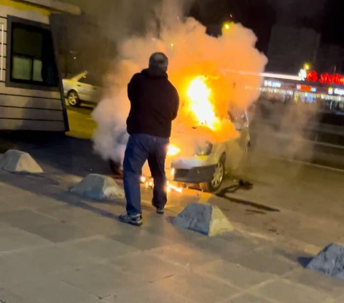 Bahçelievler’de Park Halindeki Otomobil Alev Alev Yandı