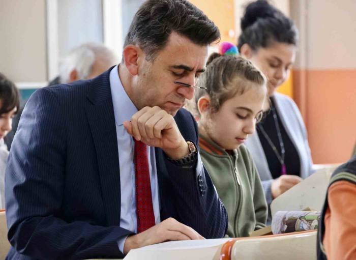 Hem Okulda, Hem Pazarda, Hem Sokakta Halkla İç İçe