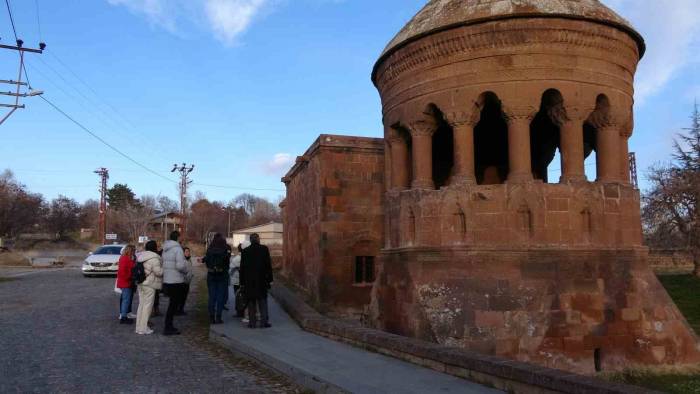 Ahlat Selçuklu Mezarlığına Ziyaretçi Akını