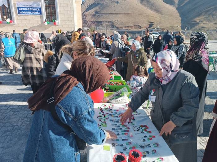 Bitlis’te Filistin Halkı Yararına Hayır Çarşısı Açıldı