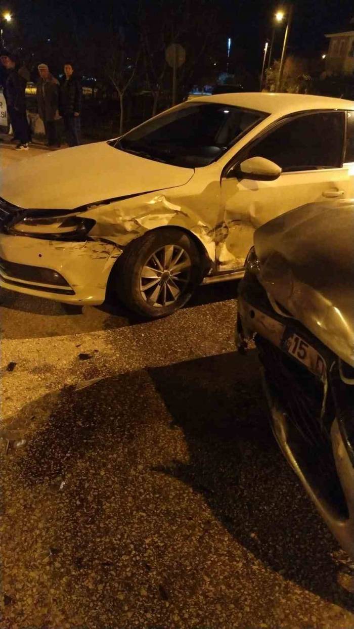 Burdur’da 2 Otomobil Çarpıştı: 2’si Çocuk 5 Kişi Yaralandı