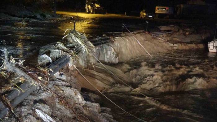 Çanakkale’de Kepez Deresi Taştı, Sahil Yolu Trafiğe Kapatıldı
