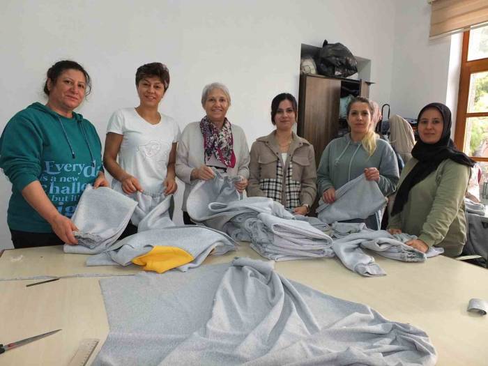 Gazzeli Çocuklar Üşümesin Diye Battaniye Ve Giysi Dikiyorlar