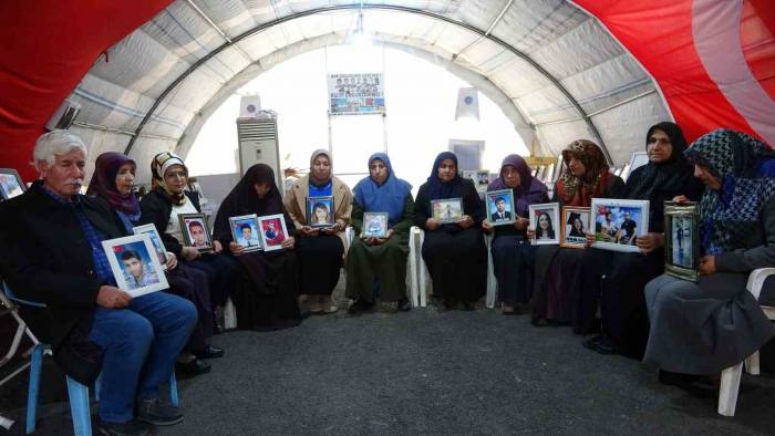 Diyarbakır Anneleri Hdp’ye Ve Destekçilerine Meydan Okudu