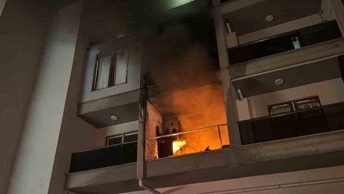 Yangında Apartmanda Mahsur Kalanları İtfaiye Kurtardı