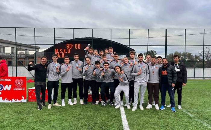 İzmir Ekonomili Gençler, Muğla’dan Kupayla Döndü