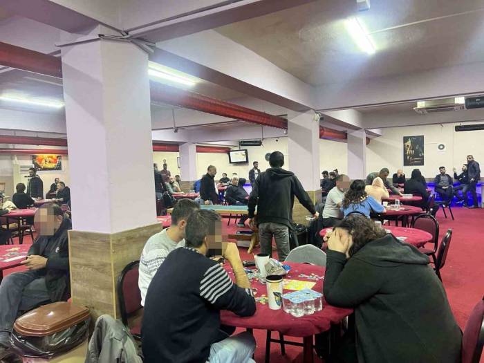 İzmir’de Kumar Oynayan 88 Kişiye Baskın