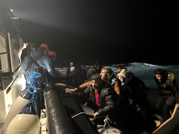 Ölümle Burun Buruna Umut Yolculuğu: 324 Göçmen Karaya Çıkartıldı