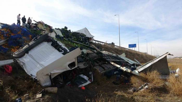 Otomobille Çarpışan Meyve Yüklü Tır Şarampole Devrildi