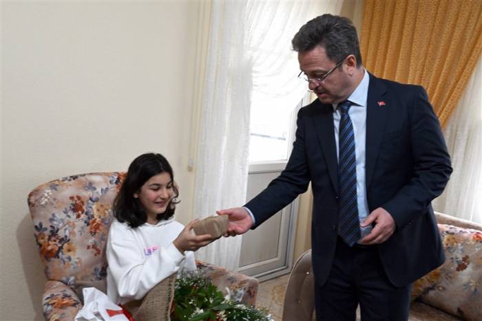 Vali Enver Ünlü Ve Eşi Sema Ünlü’den Kaza Sonucu Yaralanan Kıza Moral Ziyareti