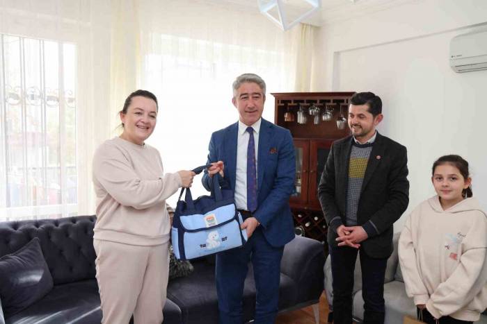 Başkan Oktay, Üçüncü Kez Baba Olan Muhtarın Sevincine Ortak Oldu