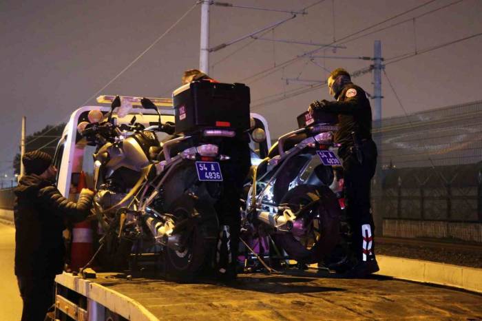 Sakarya’da Hafif Ticari Araç Yunus Ekibine Çarptı: 4 Yaralı