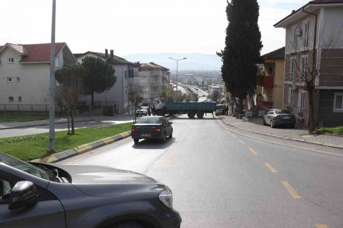 Şoförün Refleksi Faciayı Önledi: Freni Boşalan Kamyon Refüje Çıktı