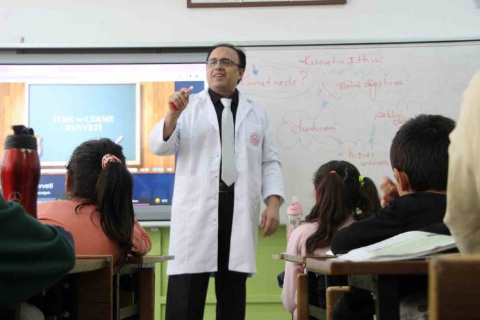 Boyu Kısa Diye Neredeyse Okula Almayacaklardı, Yılın Öğretmeni Seçildi