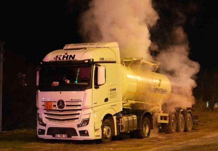 Yalova’dan Azerbaycan’a Giden Kimyasal Yüklü Tanker Tepkimeye Girdi, Ekipler Harekete Geçti