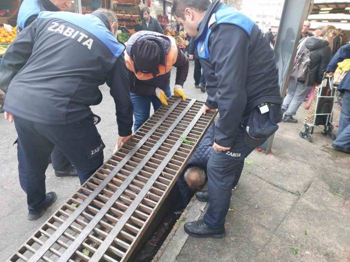 İşitme Cihazını Mazgala Düşüren Yaşlı Adamın İmdadına Ekipler Yetişti