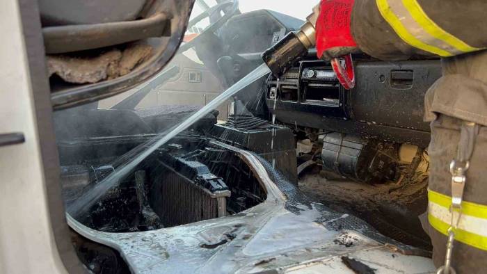 Aksaray’da Seyir Halindeki Kamyonet Yandı