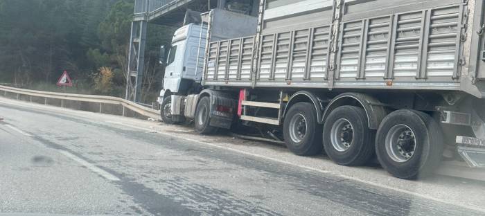 Bilecik’te Kontrolden Çıkan Tır Az Kalsın Üst Geçidi Yıkıyordu