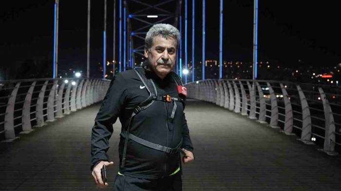 Dükkanını Kapatıp 20 Kilometrelik Yolu Koşarak Gidiyor