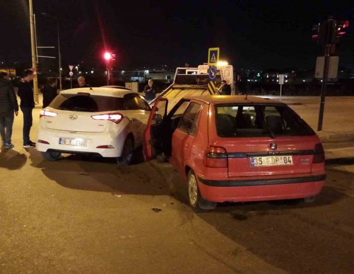 Bursa’da İki Araç Kafa Kafaya Çarpıştı: 5 Yaralı